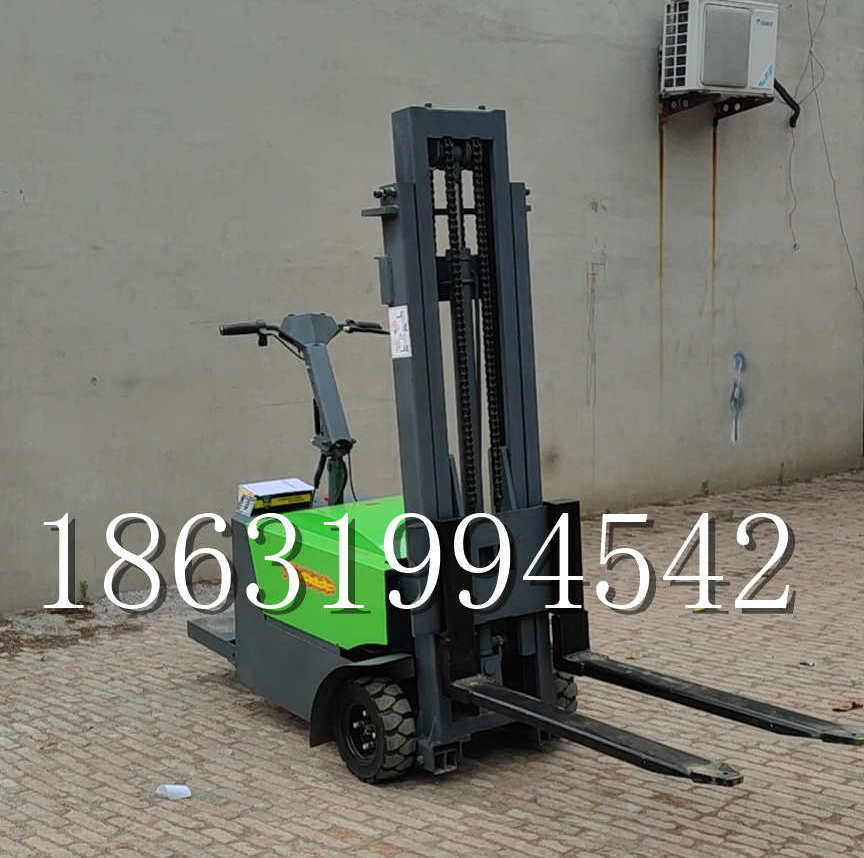 宜章县优程全电动叉车插腿式堆高车液压装卸车1.5吨升高小型站驾式铲车